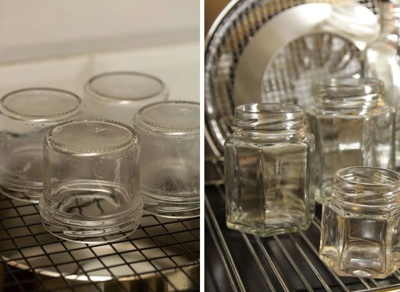 Słoiki można wyparzyć na kilka sposobów: w zmywarce, w mikrofalówce, w piekarniku lub układając je na kratce ze stali nierdzewnej nad garnkiem z wr...