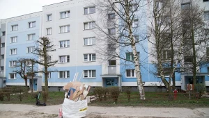 Odpady po remoncie stoją na chodniku – gdzie zgłosić problem zalegającego gruzu? Prawidłowo ustawione worki nie mogą blokować przejścia ani przejazdu./EastNews