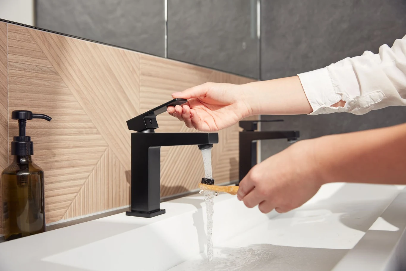 Bateria umywalkowa stojąca Logon Black