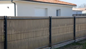 Sąsiad chce wybudować ogrodzenie? Podpowiadamy, czy może żądać od ciebie zwrotu pieniędzy.