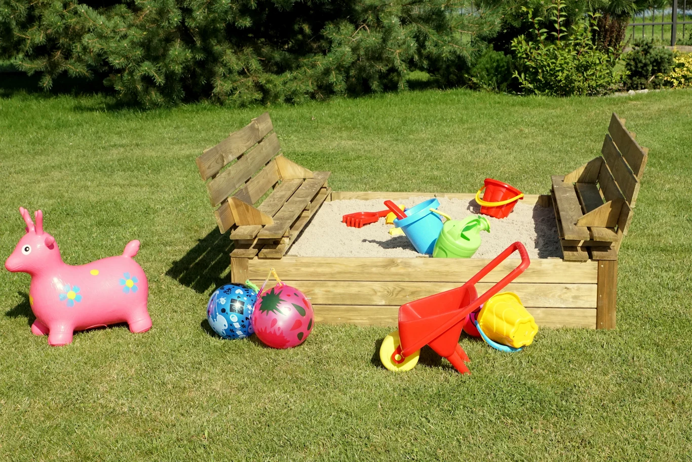 Piaskownica jest wspaniałym miejscem zabaw dla najmłodszych