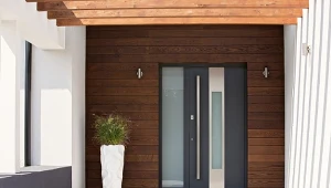 Drzwi wejściowe są wizytówką każdego domu, ale ich funkcjonalność nie powinna kończyć się na estetyce