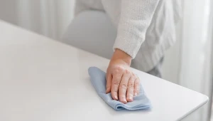 Sprawdź, jak czyścić białe meble, by wyglądały nieskazitelnie.