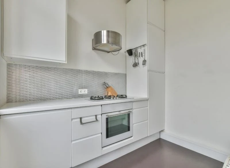 Czyszczenie białych frontów kuchennych warto rozpocząć od przetarcia na sucho