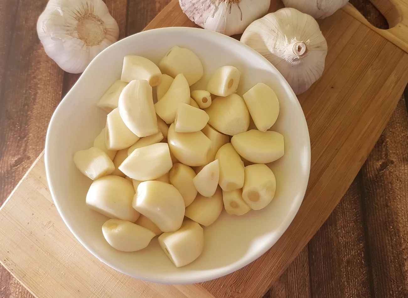 Czosnek, oprócz walorów kulinarnych, ma szerokie zastosowanie w ogrodnictwie