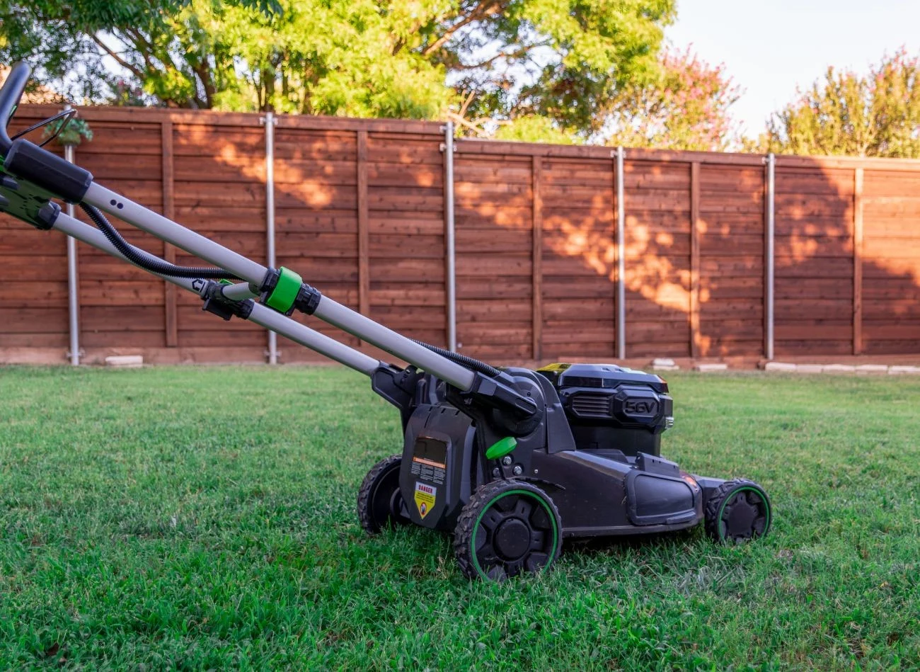 Jaka kosiarka lepiej się sprawdzi - spalinowa czy akumulatorowa
