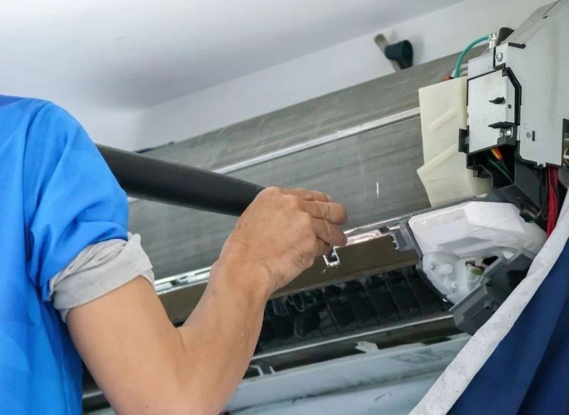 Podczas samodzielnego czyszczenia klimatyzacji pomocny okaże się odkurzacz