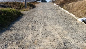 Gdy samochód po felgi stoi w błocie, warto dowiedzieć się, jak tanio utwardzić drogę. Metod jest wiele, niektóre naprawdę niedrogie.