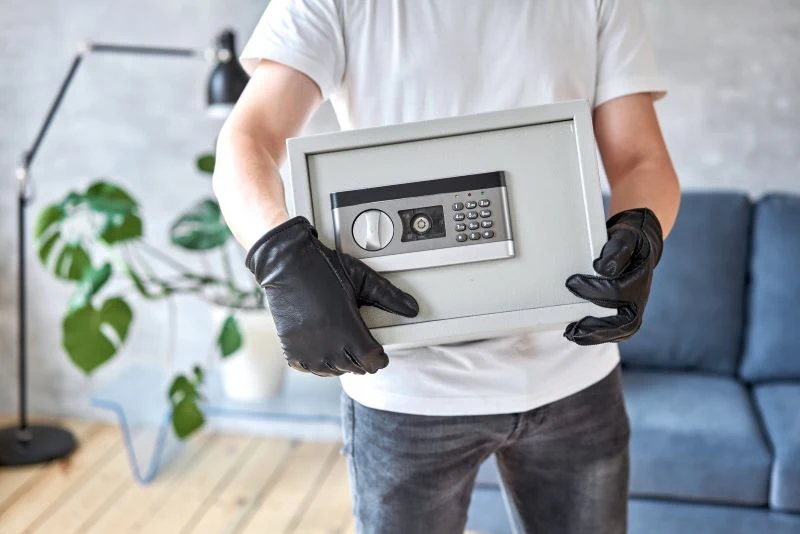 Sejf powinien być przymocowany do podłoża, by złodziej nie był w stanie go wynieść