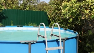 Sprawdź, jak czyścić basen bez środków chemicznych. Co najlepiej stosować, aby cieszyć się czystą i bezpieczną wodą?