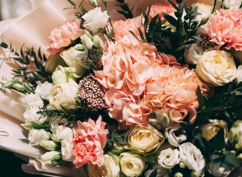 Utrzymany w jednolitej tonacji kolorów bukiet świeżych, ciętych kwiatów to przepiękny prezent i dekoracja, którą aż miło postawić w wazonie