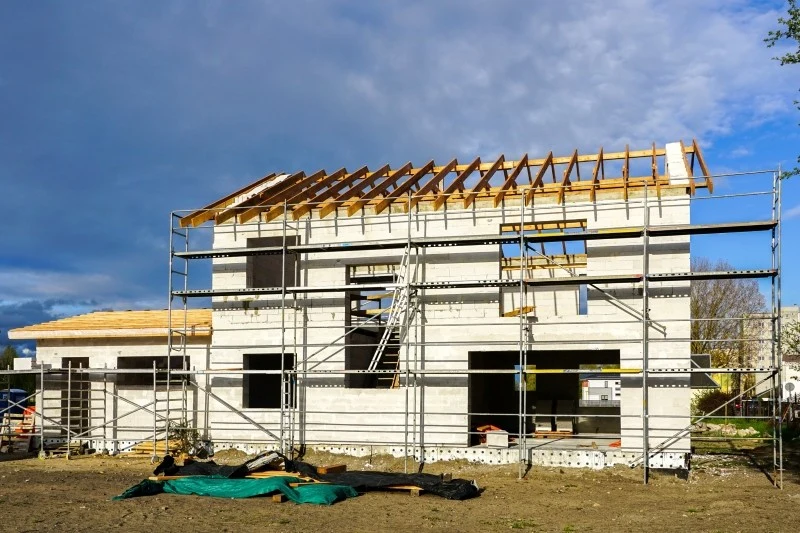 Dzięki zmianom w prawie budowlanym będziemy mogli budować bliżej działki sąsiada