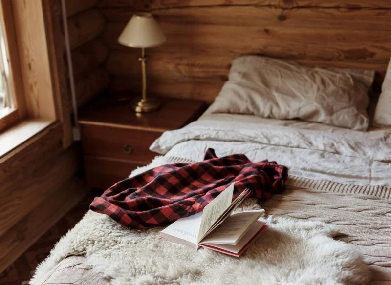 Rustykalna sypialnia nie musi, a wręcz nie powinna być idealna
