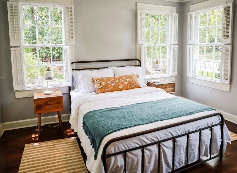 W rustykalnej sypialni powinny znaleźć się stoliki nocne z naturalnego drewna