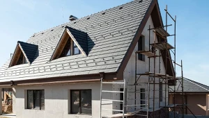 Formalności, które należy dopełnić przed budową domu, to przede wszystkim liczne dokumenty, pozwolenia i zgłoszenia.