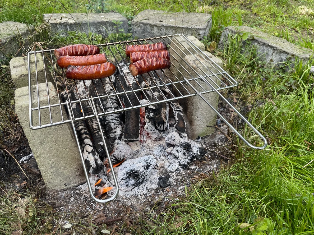 Jeżeli zależy nam na czasie, to w szybkim rozpaleniu grilla może pomóc opalarka elektryczna