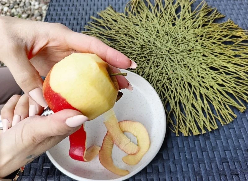 Obierki z jabłek to cenne źródło składników odżywczych dla kwiatów, nie tylko dla pelargonii