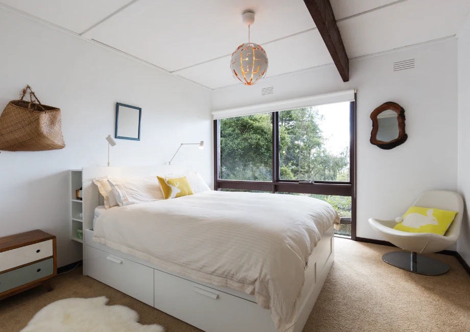 Meble do sypialni w stylu skandynawskim mają prostą bryłę i wierne są palecie kolorystycznej