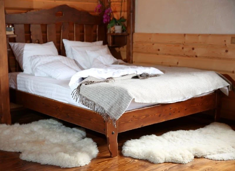 W sypialni utrzymanej w stylu rustykalnym warto postawić wysłużone już meble