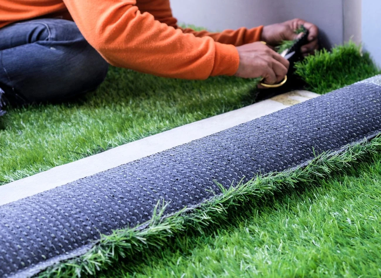 Jednym z najtańszych rozwiązań jest pokrycie tarasu sztuczną trawą