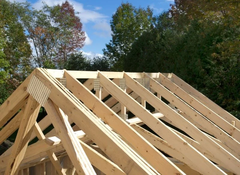 Ogólny koszt budowy będzie zależał od rodzaju konstrukcji, wielkości dachu, klasy używanego materiału oraz wybranego gatunku drewna