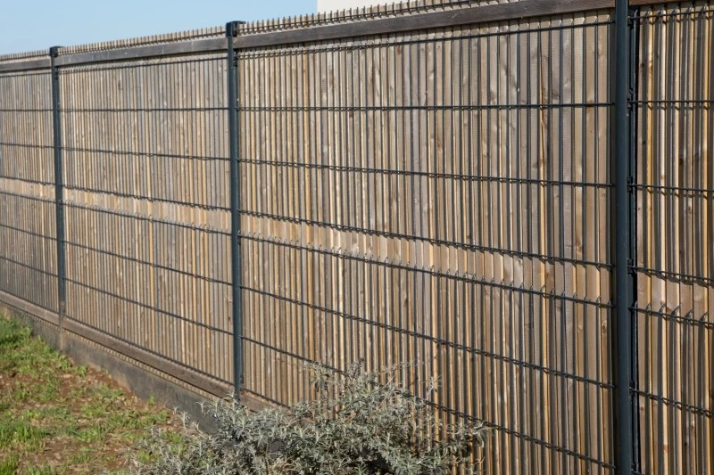 Maty na ogrodzenie występują w wielu kolorach i odcieniach