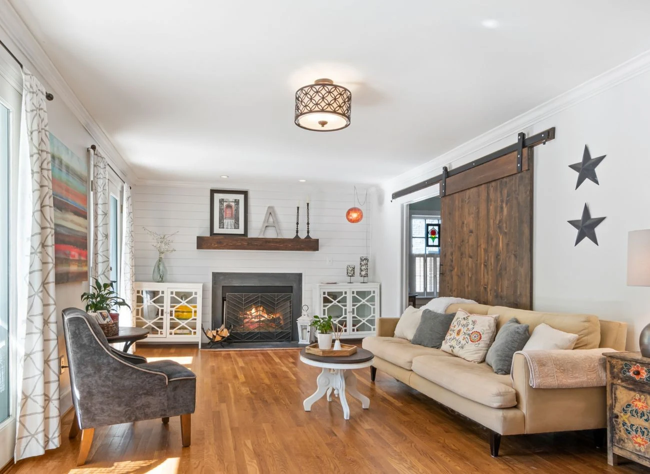 Rustykalny salon w każdym domu może wyglądać inaczej: dodaj do niego meble po dziadku lub nowoczesne detale, a stworzysz unikalne wnętrze, które ba...