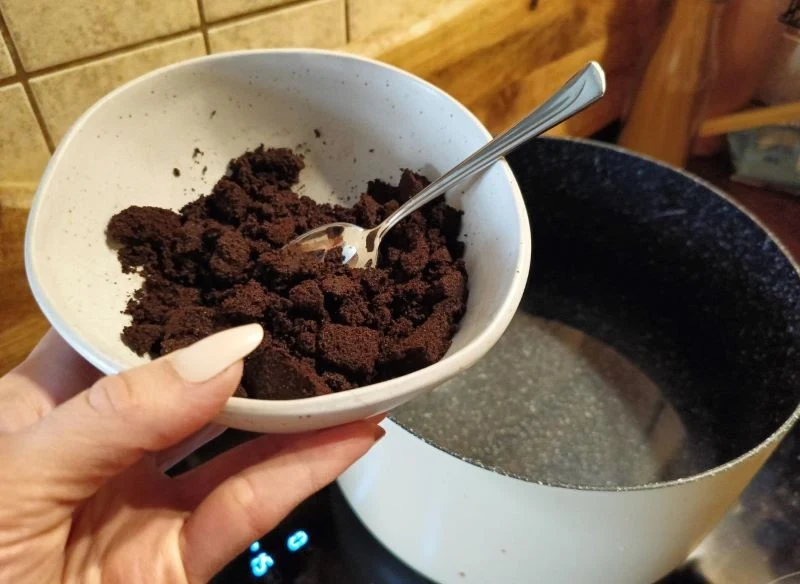 Do wrzącej wody dodaję odmierzoną ilość fusów z kawy i mieszam je z jeszcze jednym składnikiem