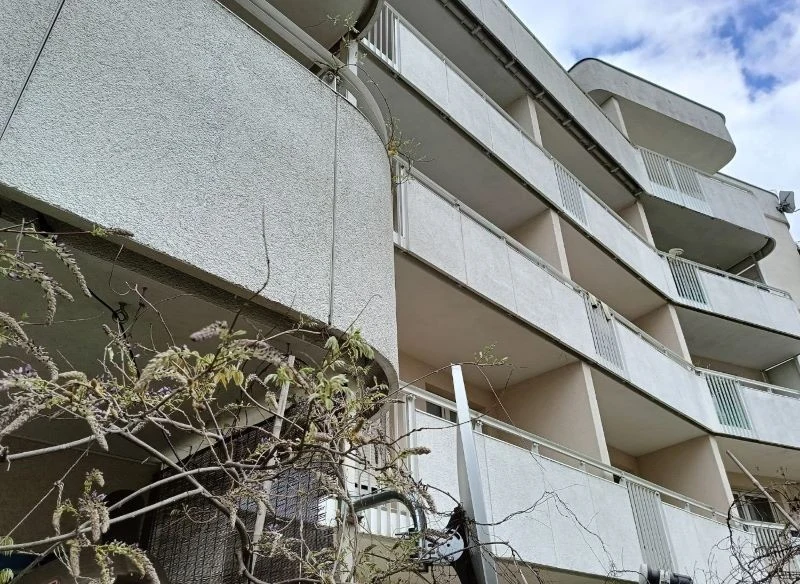 Zachowanie estetyki zewnętrznej budynku jest niezmiernie ważne, dlatego nie wszystkie działania i formy użytkowania balkonów są dozwolone