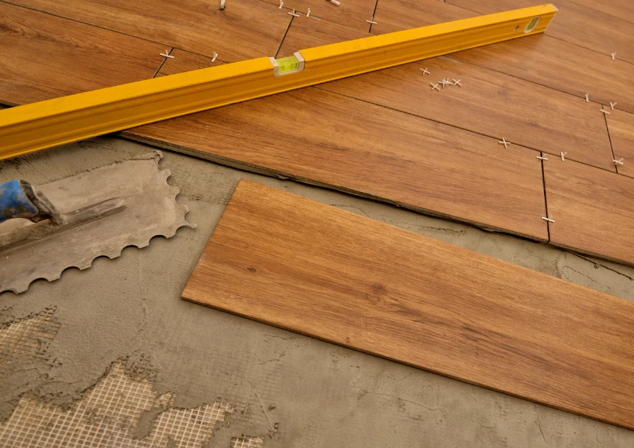 Koszty ułożenia paneli podłogowych sięgają 40 zł za mkw
