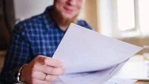 Kto musi posiadać świadectwo charakterystyki energetycznej budynku? Jakie kary grożą za jego brak?