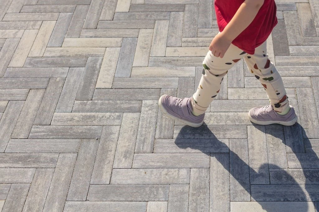 Dzięki kostce Polbruk Metrik stworzymy ciekawą kompozycję przed domem lub garażem