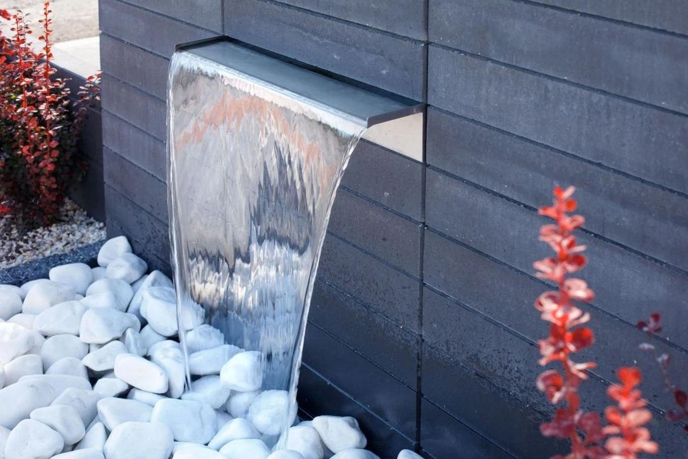 Fontanna Neo wkomponowana w ogrodzenie