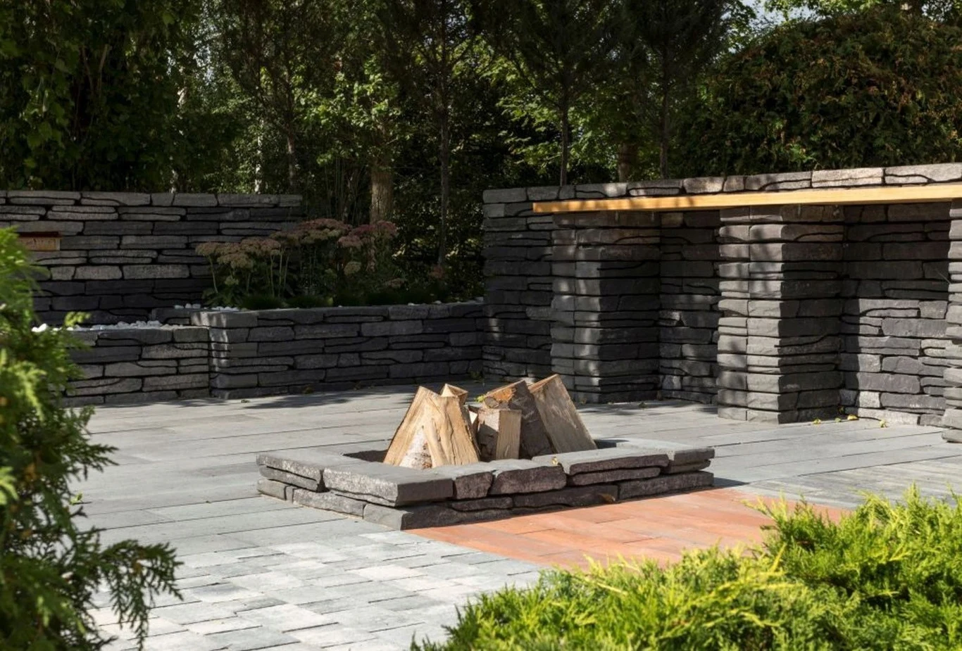 Polbruk murek Albero idealnie nada się do odgrodzenia miejsca na palenisko