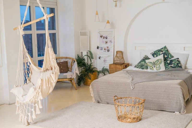 W pokoju w stylu boho dominują neutralne barwy