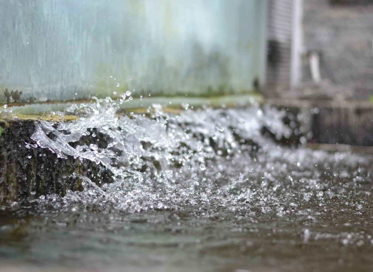 Nie możesz odprowadzać deszczówki ani bezpośrednio do wód podziemnych, ani na teren sąsiednich działek