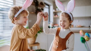 Stukanie się jajkami to jedna z popularnych dawniej zabaw wielkanocnych. Uwielbiają ją dzieci i dorośli.