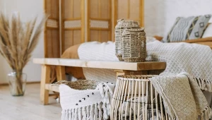 Jeśli kochasz jasne kolory i naturalne dodatki, wprowadź styl boho do swojej sypialni.