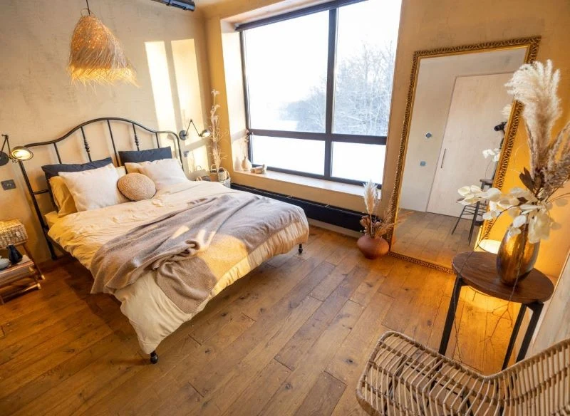 W sypialni w stylu boho dominują stonowane kolory