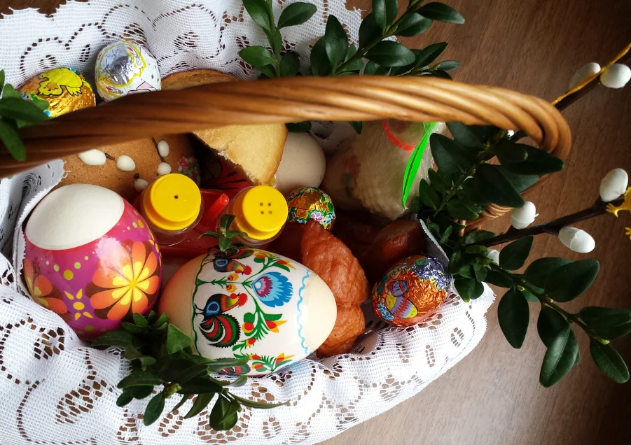 Wiklina jest symbolem wytrwałości, a wierzbowe gałązki nieśmiertelności duszy