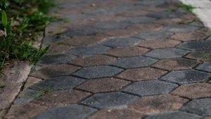 Czym najlepiej myć kostkę brukową, by pozbyć się plam i chwastów?