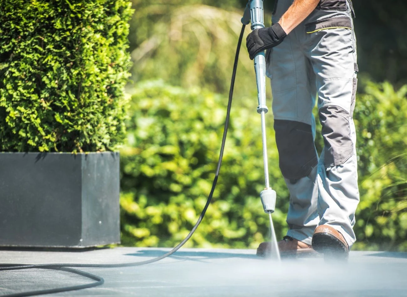 Jeśli nie masz czasu i możliwości, by wyczyścić kostkę brukową przed domem, może wynająć firmę, która zrobi to za ciebie