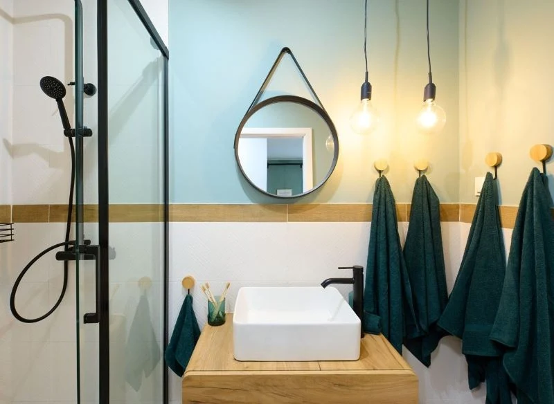 Zaokrąglenia widoczne na meblach, umywalce, armaturze prysznicowej oraz dodatkach działają kojąco