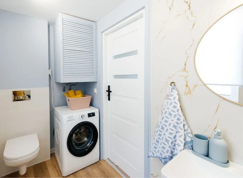 Błękit i jasny gres ze złoceniami, imitujący marmur, to połączenie, które jednocześnie działa odświeżająco, zapewnia wrażenie czystości i łączy tre...