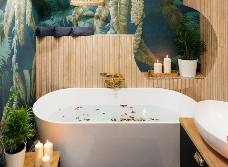 Wykorzystanie drewna, eleganckiej tapety z roślinnym wzorem, płytek, które rozjaśniają wnętrze i dodają mu naturalnego charakteru, a do tego złoto ...