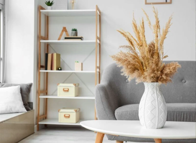 Prosta sofa na drewnianych nóżkach to najlepszy wybór do skandynawskiego salonu