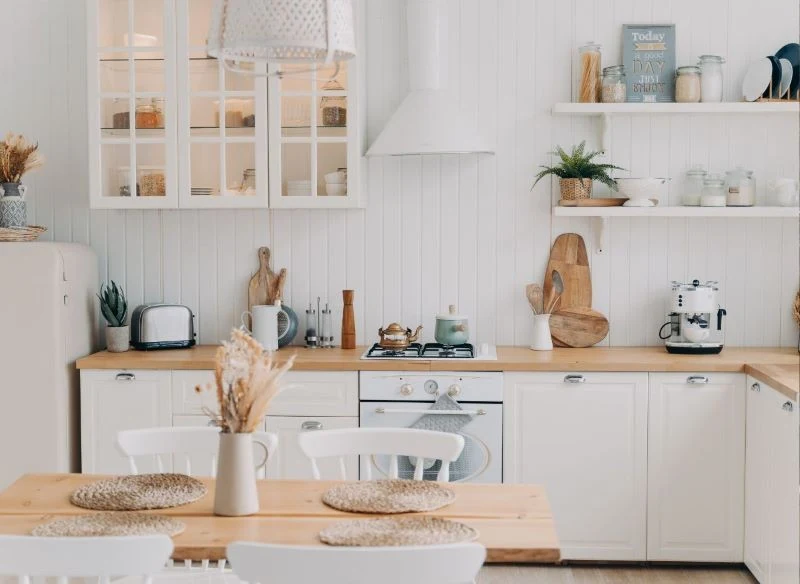 Jasna kuchnia utrzymana w stylu skandynawskim