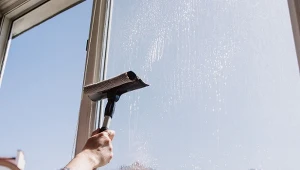 Nie zawsze mamy czas i chęci na mycie okien. Ile trzeba za to zapłacić?