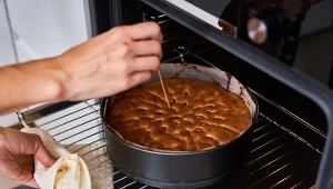 Sprawdź, ile kosztuje godzina pieczenia ciasta.