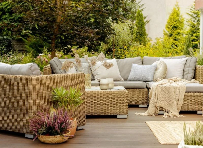 Na taras utrzymany w stylu boho możemy wybrać meble z naturalnych materiałów